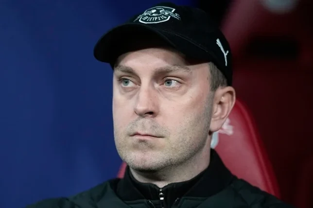 Fudbaler Marko Arnautović nosi kapu sa logom kluba RB Leipzig.