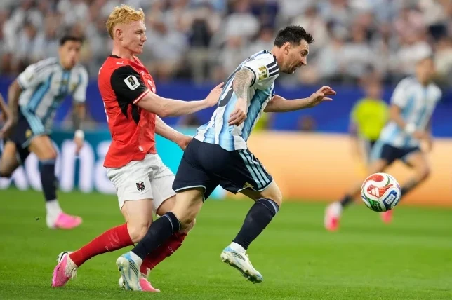 Lionel Messi u dresu Argentine u duelu sa igračem Austrije