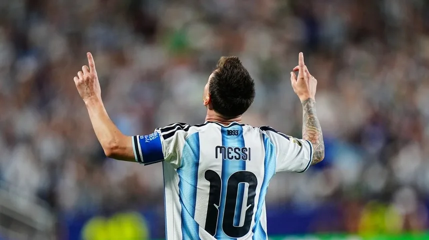 Messi s tri gola srušio Alžir i izjednačio Kloseov rekord