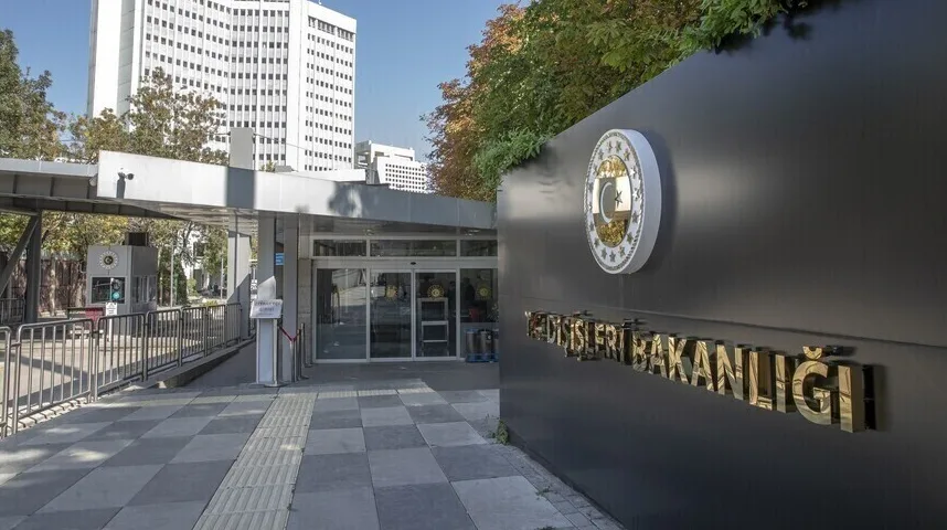 Vanjski izgled zgrade Ministarstva vanjskih poslova Turske, sa natpisom na fasadi i grbom Turske republike.