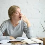 Zijevanje bez povoda? Može biti rani znak migrene, kaže neurolog
