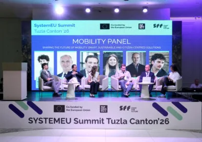 Panelisti sjede na bini tokom SystemEU Summita Tuzla Canton '26, na panelu pod nazivom "Mobilnost" koji se bavi budućnošću pametne, održive i građanski orijentisane mobilnosti.