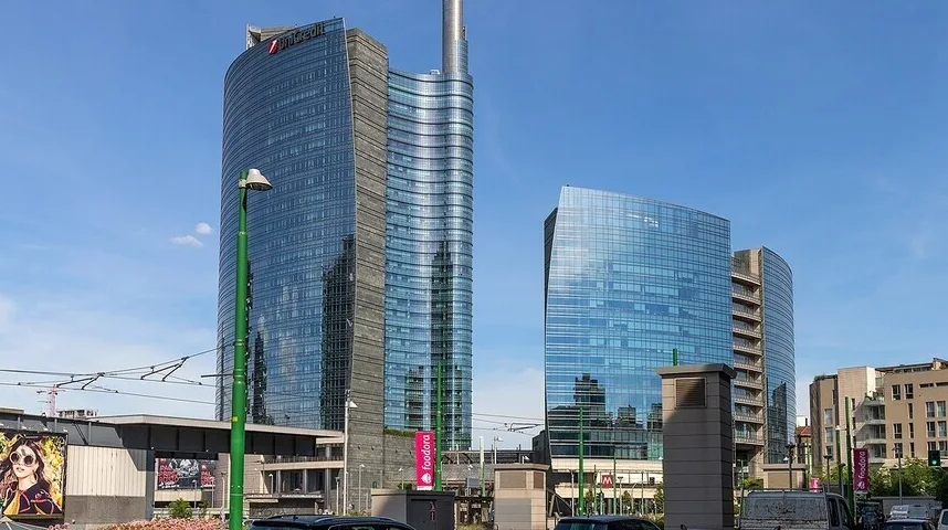 Moderne staklene poslovne zgrade visoke arhitekture pod vedrim nebom.