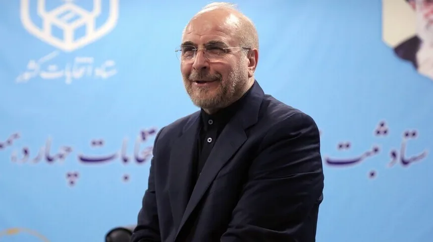 Muhamed Baqer Qalibaf nosi tamno odijelo i smiješi se.