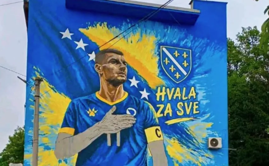 Mural sa likom fudbalera u dresu reprezentacije Bosne i Hercegovine, sa podignutom rukom na srcu, uz zastavu i grb BiH, te natpisom "Hvala za sve".