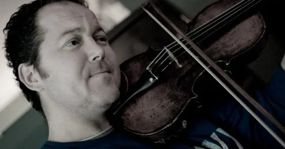 Muškarac svira violončelo