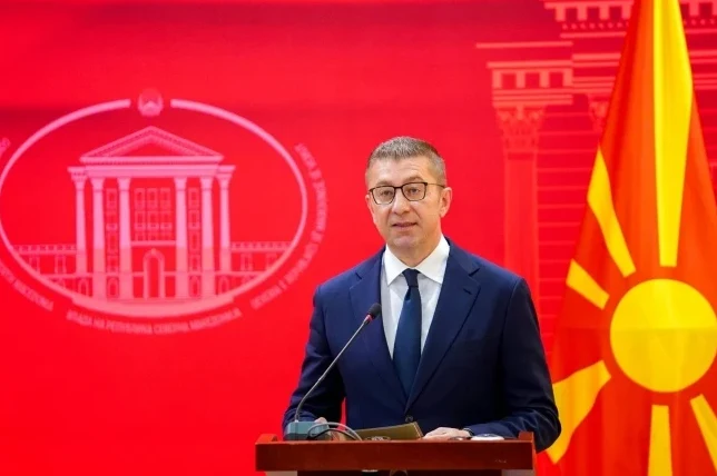 Nikola Gruevski na govornici sa zastavom Sjeverne Makedonije.