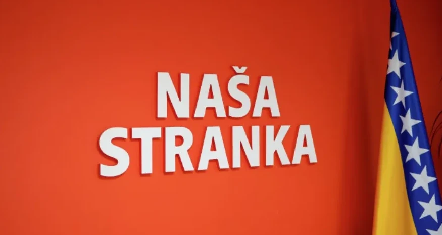 Natpis "NAŠA STRANKA" bijelim slovima na narandžastoj pozadini, pored zastave Bosne i Hercegovine.