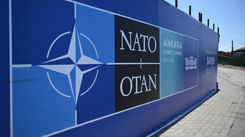 Panoramska fotografija velikog plavog banera sa logom NATO-a i natpisom "ANKARA SUMMIT | SOMMET 7-8 VII 2026".