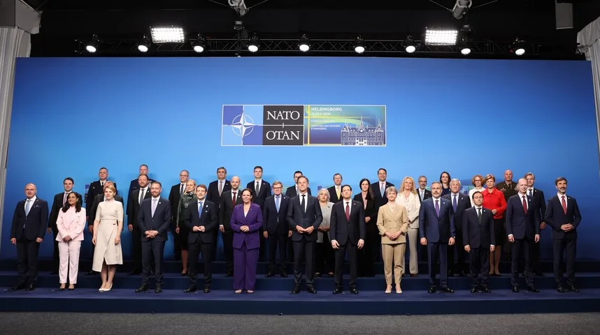 Grupa zvaničnika pozira za grupnu fotografiju ispred plave pozadine sa logom NATO-a i natpisom "Helsingborg 2018".