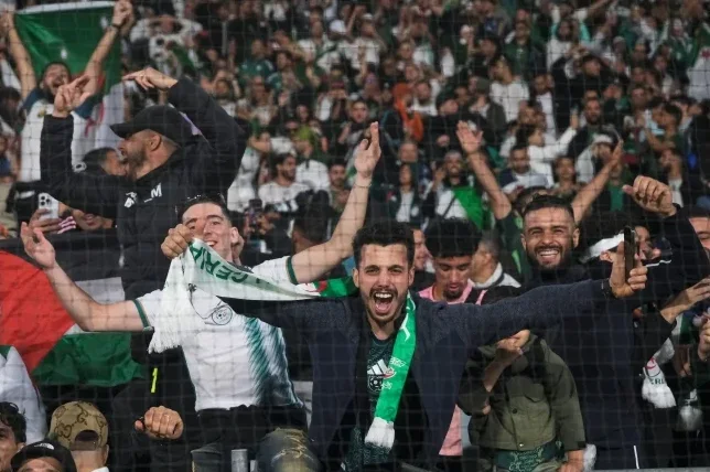 Navijači slave na stadionu noseći dresove i šalove u bojama Alžira.