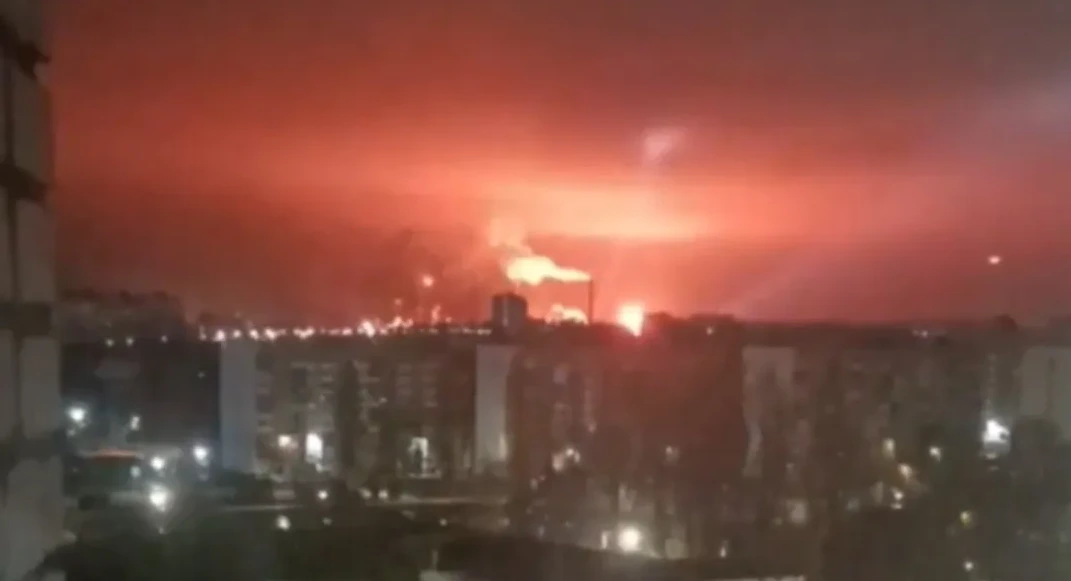 Crveni dim i plamenovi koji su se uzdigli iznad grada