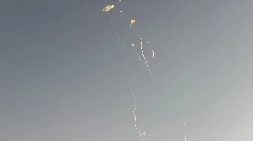 Nebo sa tragovima ispaljenih raketa