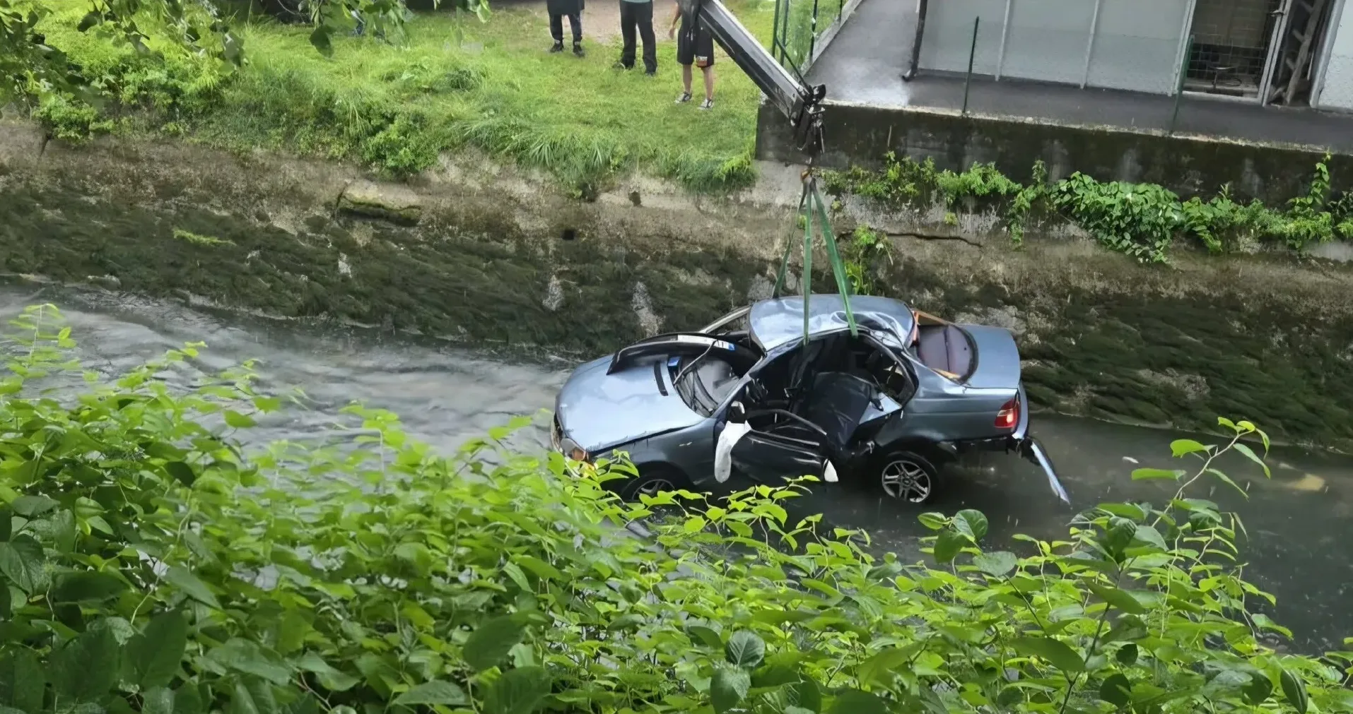 Autombil izvučen iz korita rijeke dizalicom