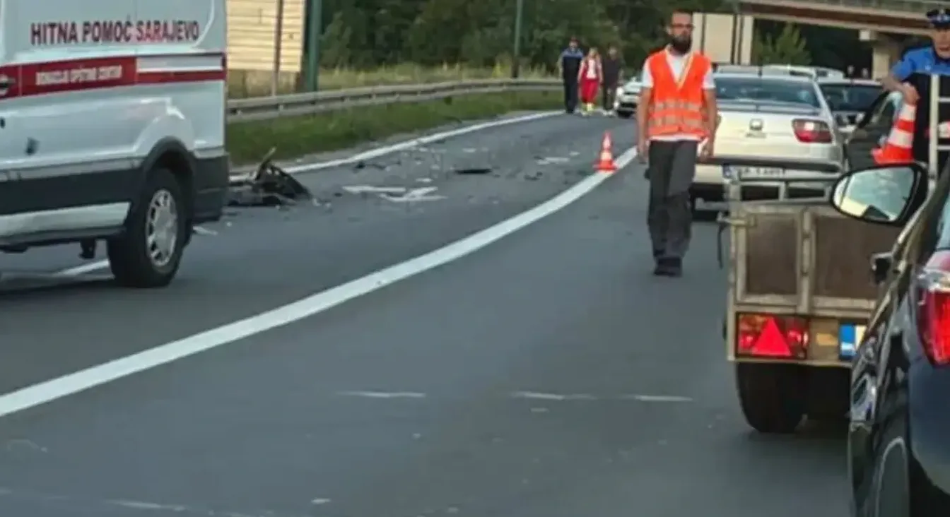 Saobraćajna nesreća na putu sa hitnom pomoći i policijom