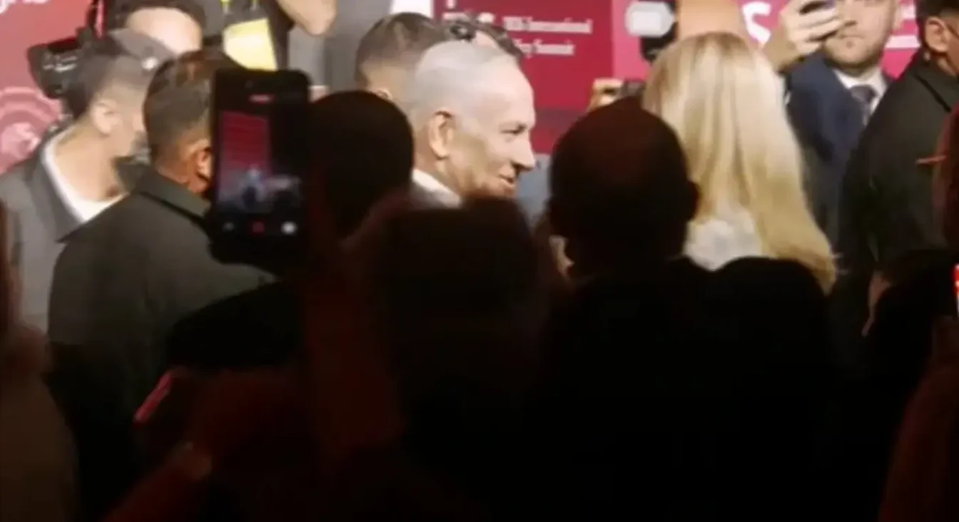 Benjamin Netanyahu i Volodimir Zelenski na summitu