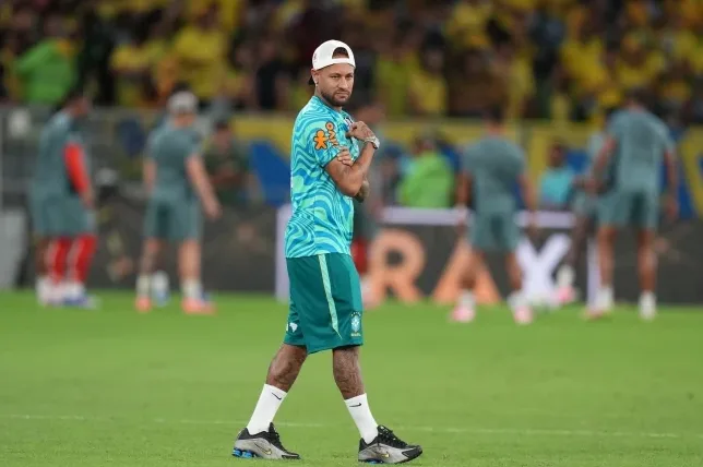 Neymar Jr. nosi trenerku brazilske fudbalske reprezentacije na treningu.
