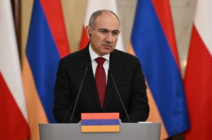Nikol Pashinyan, premijer Jermenije, govori za govornicom sa zastavom Jermenije.