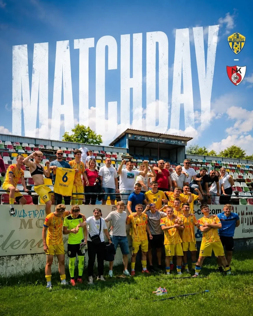 Grupa nogometaša i navijača pozira na stadionu s natpisom 'MATCHDAY' iznad njih.