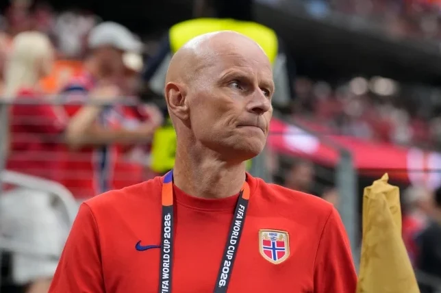Sverre Lyng, selektor norveške fudbalske reprezentacije, u crvenoj majici sa grbom Norveške i natpisom FIFA World Cup 2026.