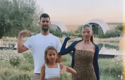 Novak Đoković, Jelena Đoković i njihova kćerka Tara plešu na otvorenom.