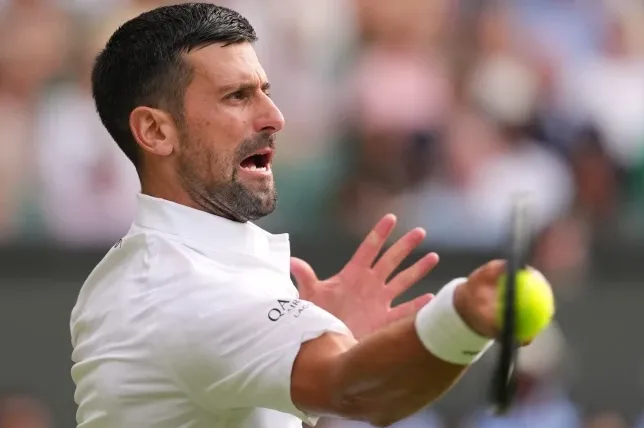 Novak Đoković u akciji na terenu, fokusiran na servis