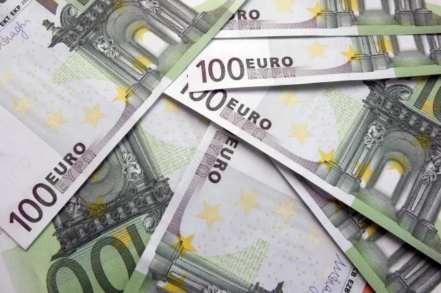 Krupni plan novčanica od 100 eura, prikazujući detalje dizajna i brojeve.