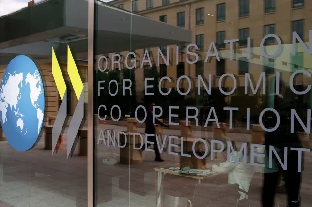 Logo Organizacije za ekonomsku saradnju i razvoj (OECD) i dio naziva organizacije ispisani na staklu zgrade.