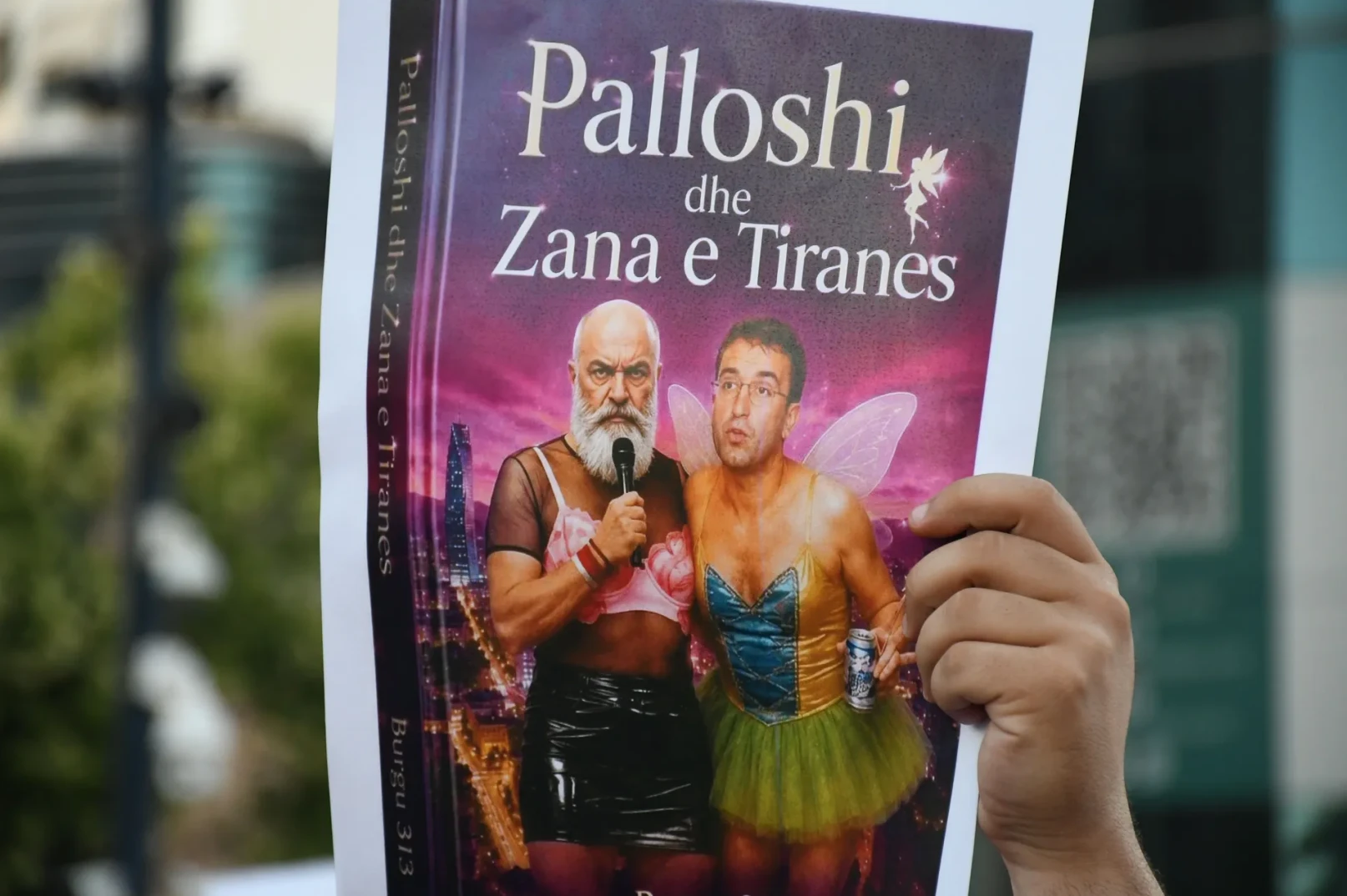 Naslovnica knjige sa naslovom "Palloshi dhe Zana e Tiranes" na kojoj su prikazane dvije osobe u neobičnim kostimima.