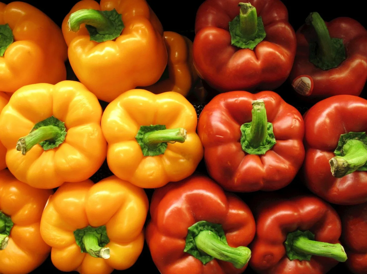 Grupa svježih crvenih i žutih/narandžastih paprika, krupni plan
