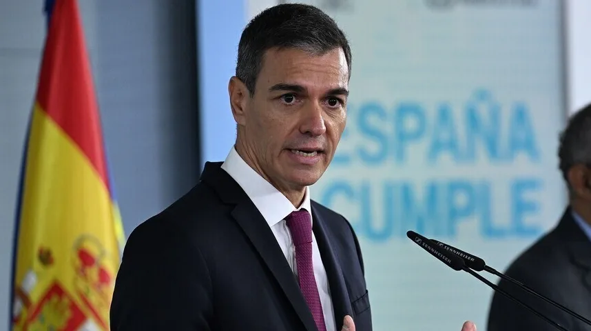 Pedro Sánchez, premijer Španije, govori za govornicom ispred španske zastave.