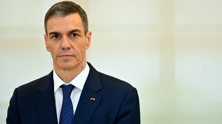 Portret Pedra Sancheza u tamnom odijelu