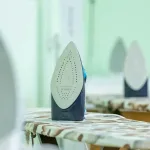 Ovaj viralni trik čisti zagorjelu peglu bez skupih hemikalija
