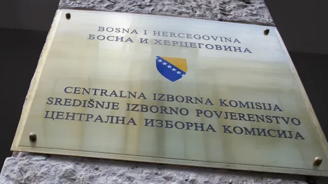 Ploča s grbom Bosne i Hercegovine i natpisom "Bosna i Hercegovina", "Centralna izborna komisija" i "Središnje izborno povjerenstvo"