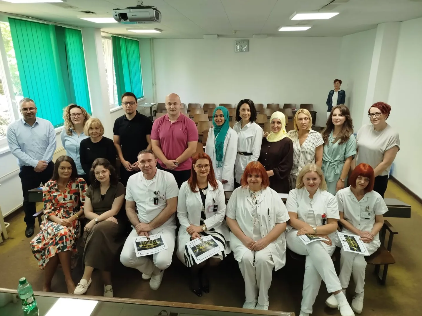 Grupa polaznika i predavača na seminaru držeći certifikate.