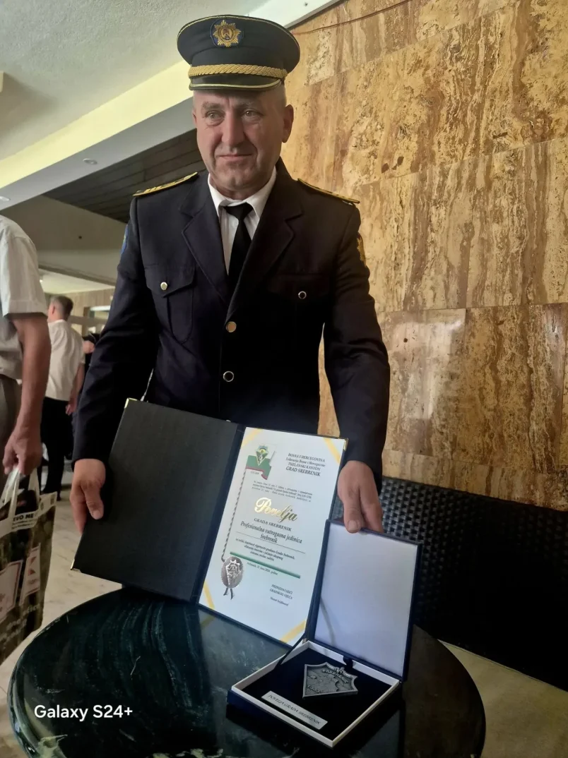 Policajac u uniformi prima Povelju Grada Srebrenika