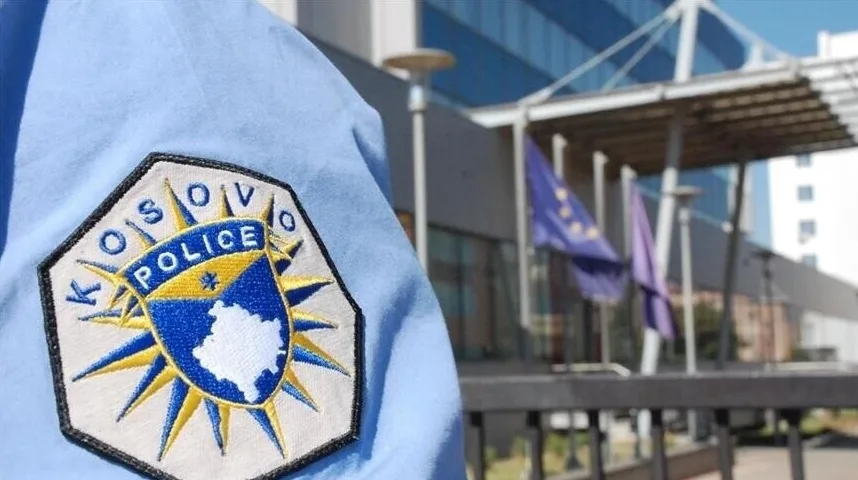 Grb policije Kosova na plavoj uniformi.