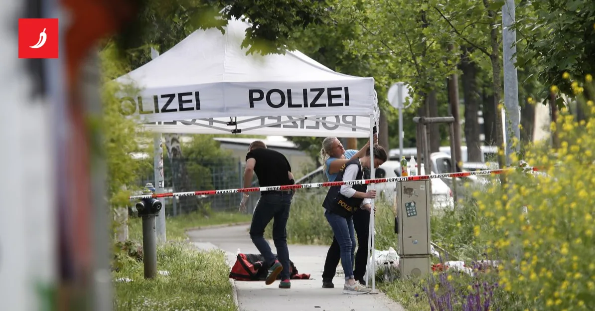 Policijski službenici na mjestu zločina pod šatorom 'Polizei'.