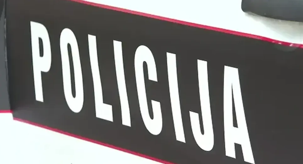 Trak sa natpisom POLICIJA bijelim slovima na crnoj podlozi.