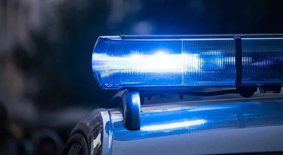 Uvećani prikaz plave policijske rotacije na vrhu vozila, sa jakim plavim svjetlom koje osvjetljava okolinu.