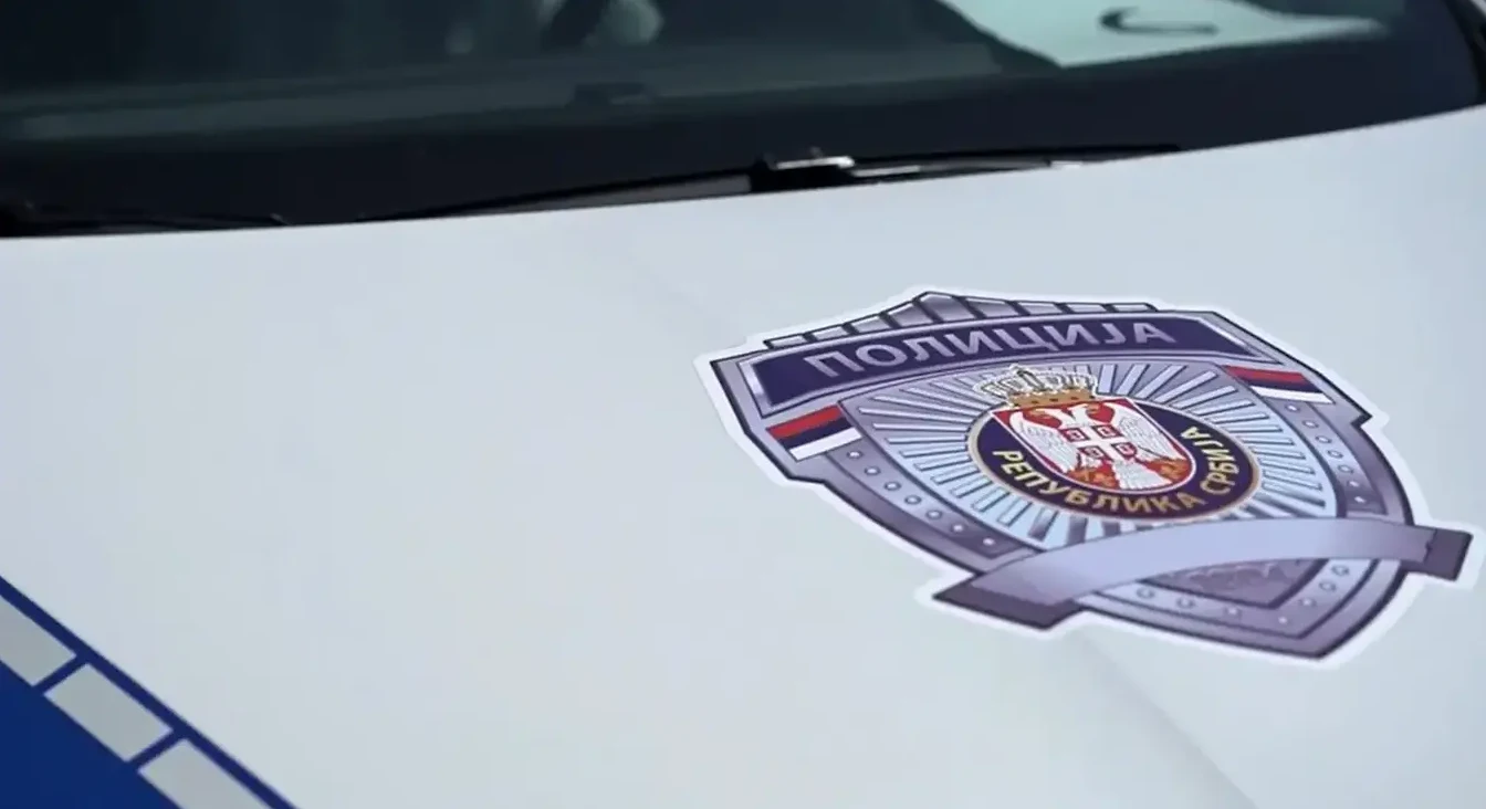 Grb policije Republike Srbije na haubi bijelog policijskog automobila