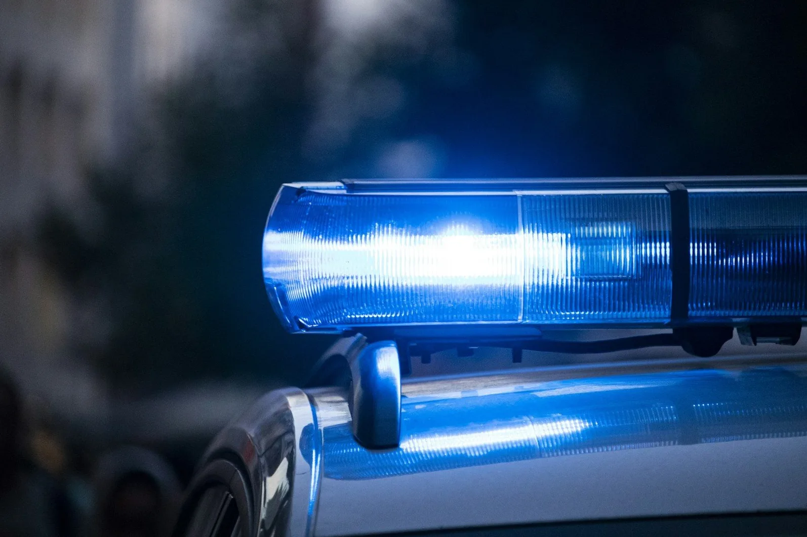 Plavo rotaciono svjetlo na vrhu policijskog automobila