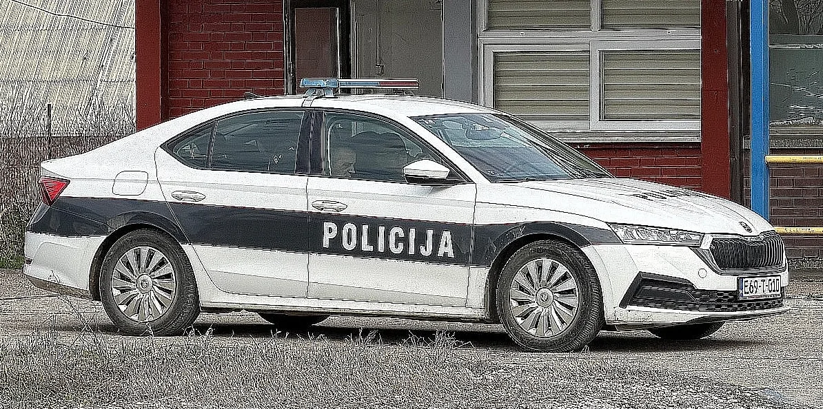 Policijsko vozilo bijele boje sa crnim detaljima i natpisom "POLICIJA".
