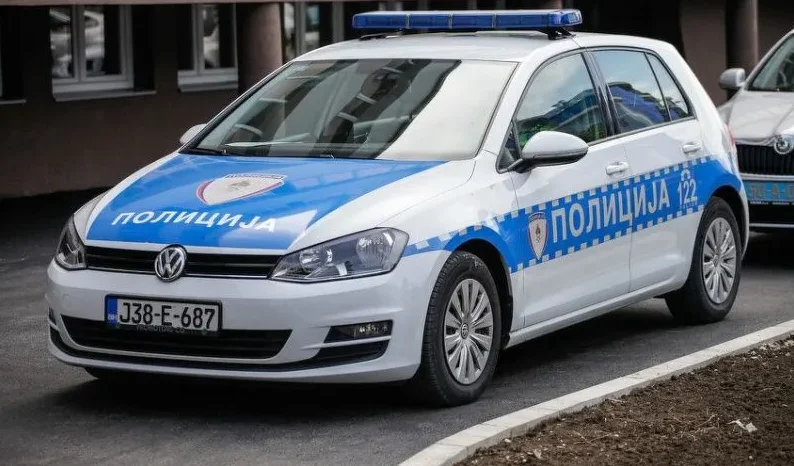 Bijelo policijsko vozilo marke Volkswagen Golf sa plavom trakom i natpisom "ПОЛИЦИЈА 122" na boku i haubi.