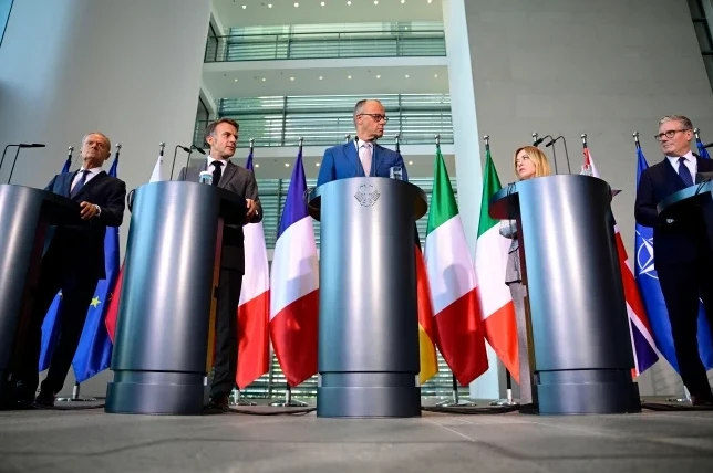 Lideri Francuske, Italije, Njemačke i Velike Britanije na političkom skupu