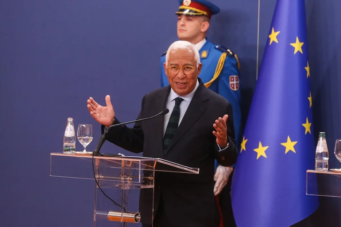 Portugalski premijer António Costa govori iza postolja ispred zastave Evropske unije i počasne straže.