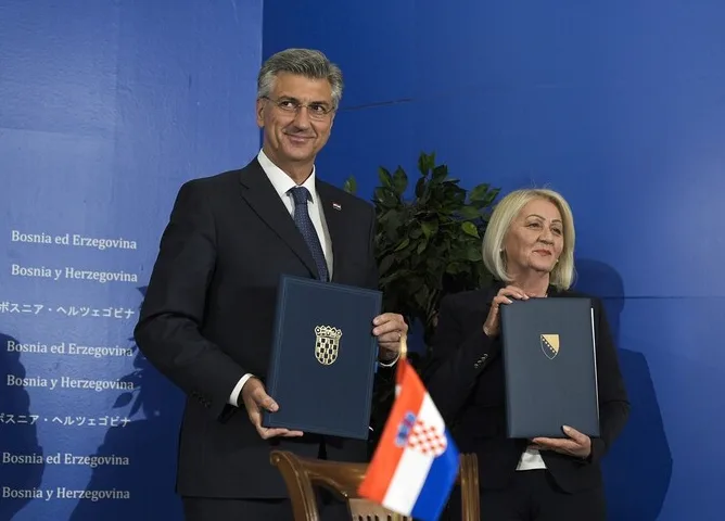 Premijer Hrvatske Andrej Plenković i ministrica vanjskih poslova Bosne i Hercegovine Bisera Turković drže dokumenta