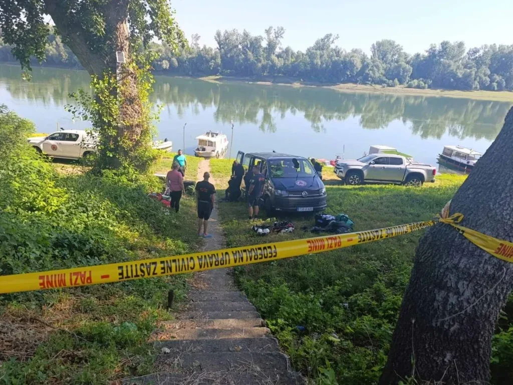 Ekipe tragaju za nestalim ribarem na rijeci Savi, obala ograđena trakom 'PAZI MINE'