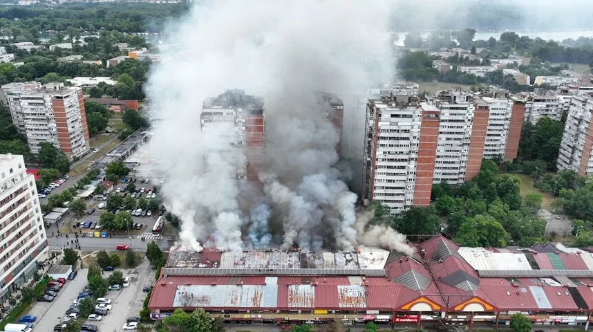 Veliki požar zahvatio tržnicu u stambenom naselju, gusti dim suklja iznad objekta.