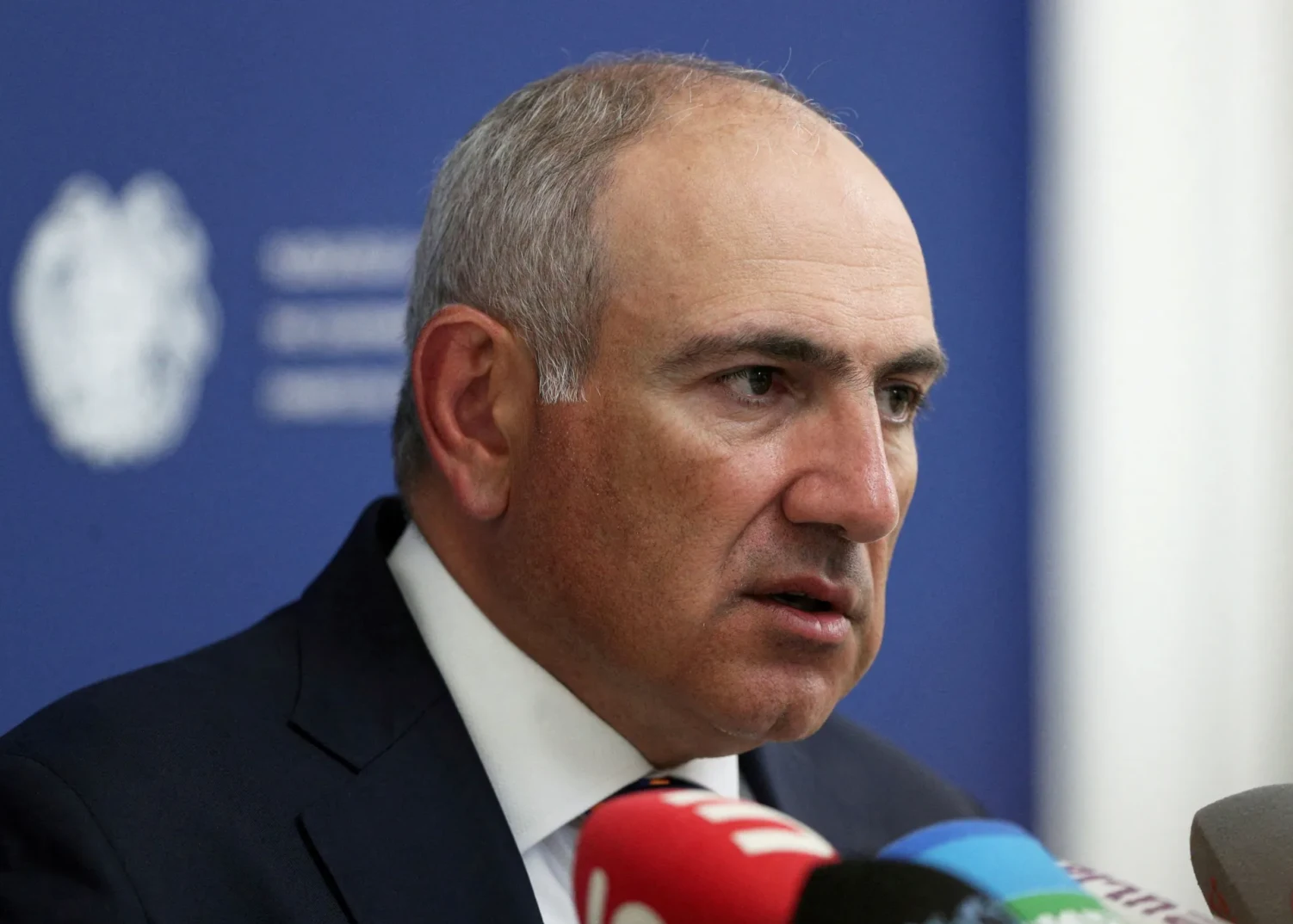 Portret Kasima Zomarta Tokajeva, predsjednika Kazahstana, u krupnom planu, dok govori na konferenciji za štampu.